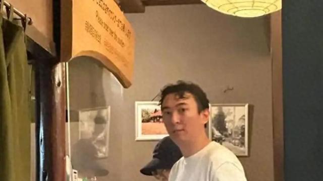 王思聪和女友在巴黎，穿LV情侣鞋，搂抱很亲密，恋爱2年没换人！