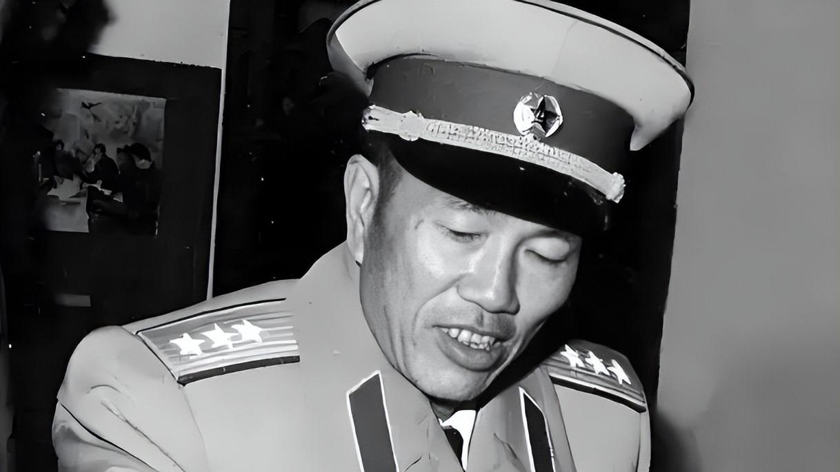 1950年，邓华首次回乡探亲，在长子的陪同下祭拜了一位特殊的故人