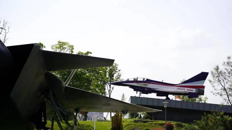 四川成都：成飞航空主题教育基地“中国战机”引市民游客参观打卡