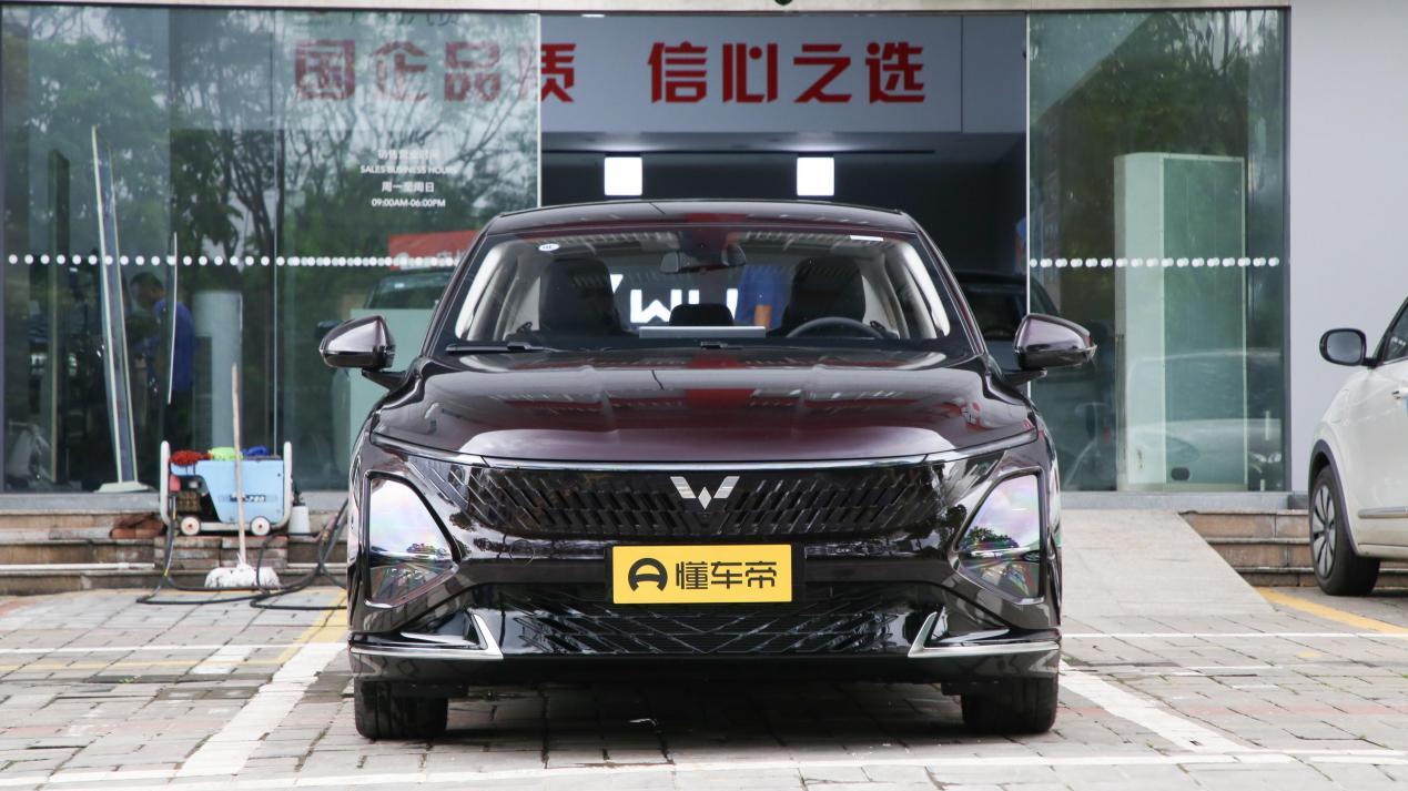 五菱星光掀桌！7 万多就能买准 B 级车，一箱油跑 1100 公里
