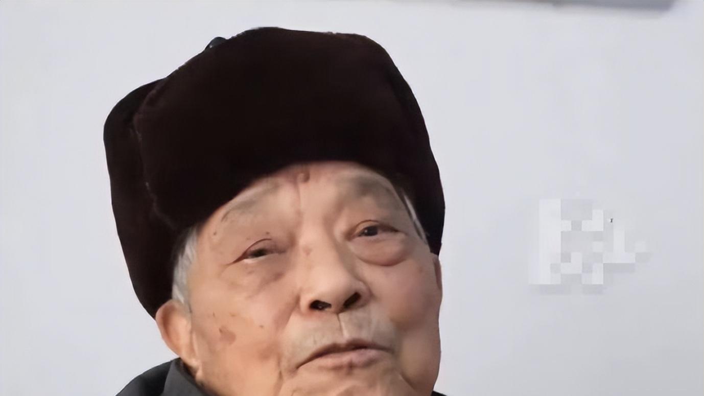 82岁爷爷用烟盒纸改写法规！这张皱锡纸何以撼动千万人餐桌？