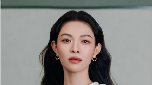 钟楚曦没心机还是装无知？疑似抢刘亦菲宋佳C位，拿金鸡奖惹争议