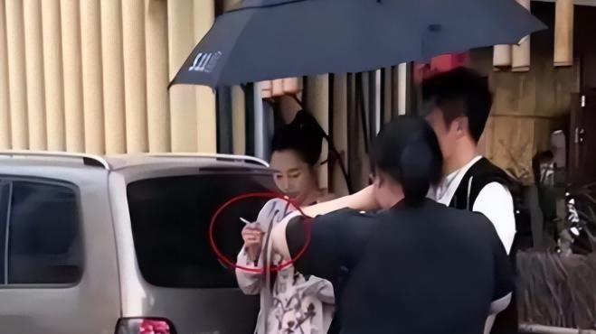 5位女星表面如仙女，私下却是烟民，刘亦菲和马伊琍竟然在列！