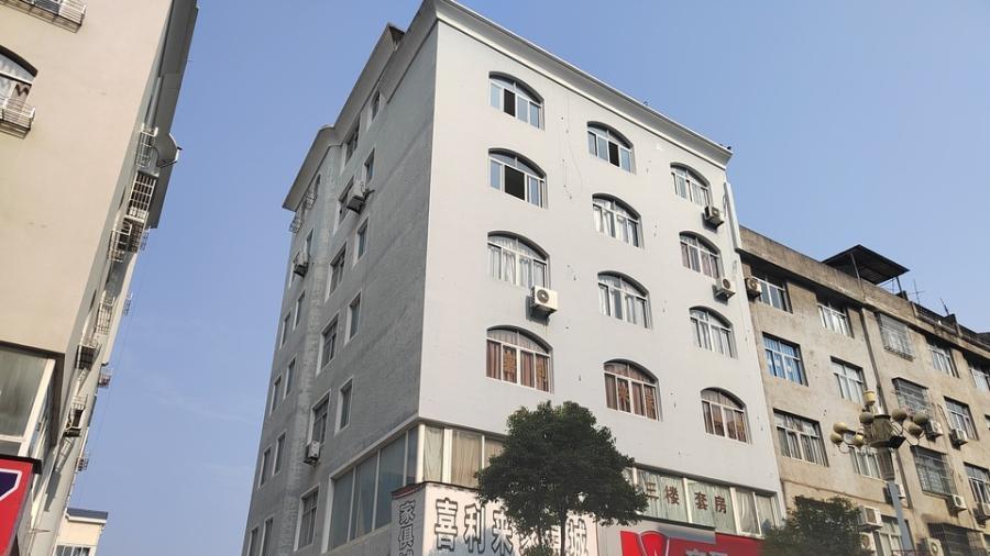 宁德市福安一栋7层1377平的巨无霸自建房拍卖，被人底价303万竞得