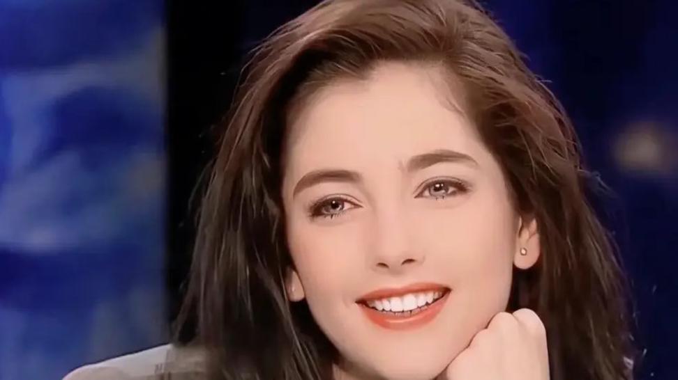 她让时光驻足：克里斯蒂亚娜·耶里，法兰西永不凋零的玫瑰