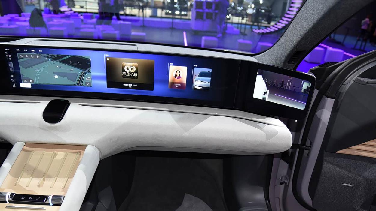 奥迪新车终于换标了，配瓦罐造型，还有59英寸大屏，预售23.59万