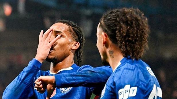 豪门翻车夜！曼联绝平热刺，拜仁16连胜终结，阿森纳无缘英超神迹