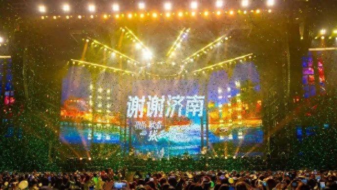 张云雷济南演唱会：惊喜不断，三十而立的闪耀舞台