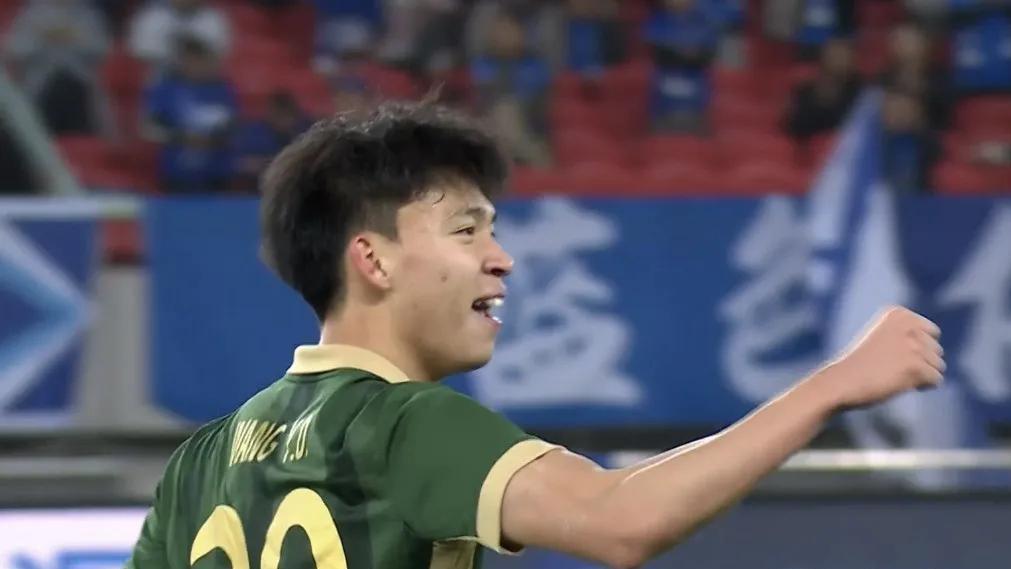 绿茵战场风云变幻，联赛积分暗潮涌动，谁将问鼎巅峰？