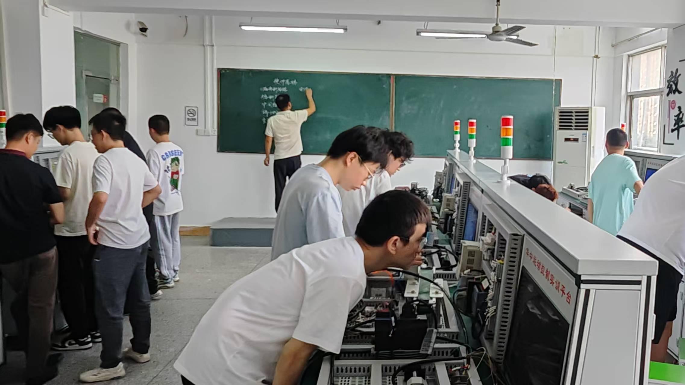 教学团队实力：武汉师资培训投入大的电气自动化PLC培训学校