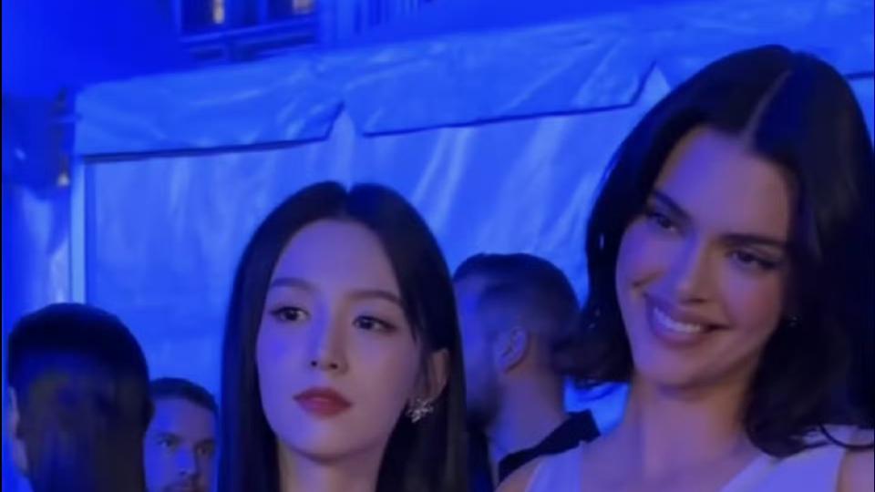 东西方美学碰撞！周也首登国际T台与肯豆后台亲密合影引爆话题