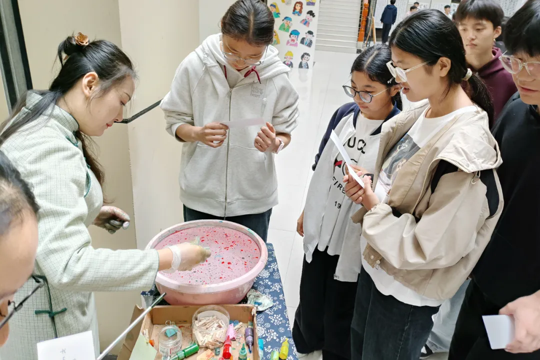 金风绘盛世，翰墨颂华章——阜阳阜南一中举办迎国庆中秋书画展