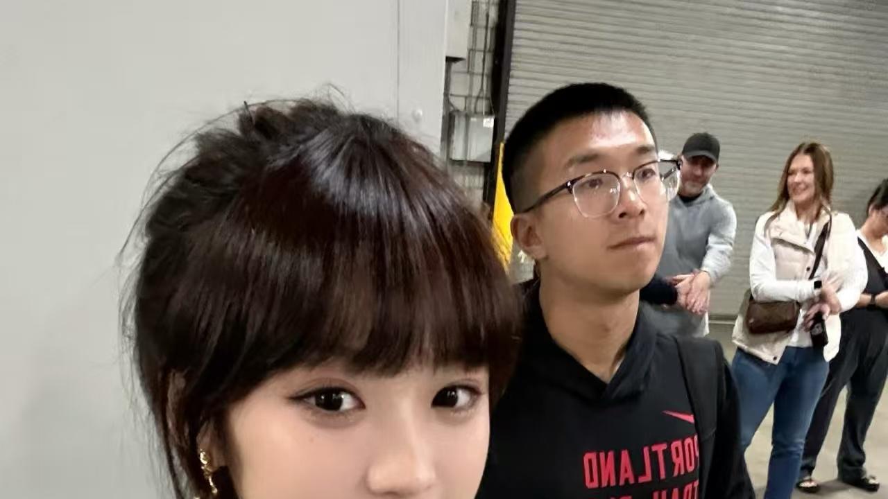 度假还是打球？杨瀚森赛后带女友吃韩餐，球迷坐不住了