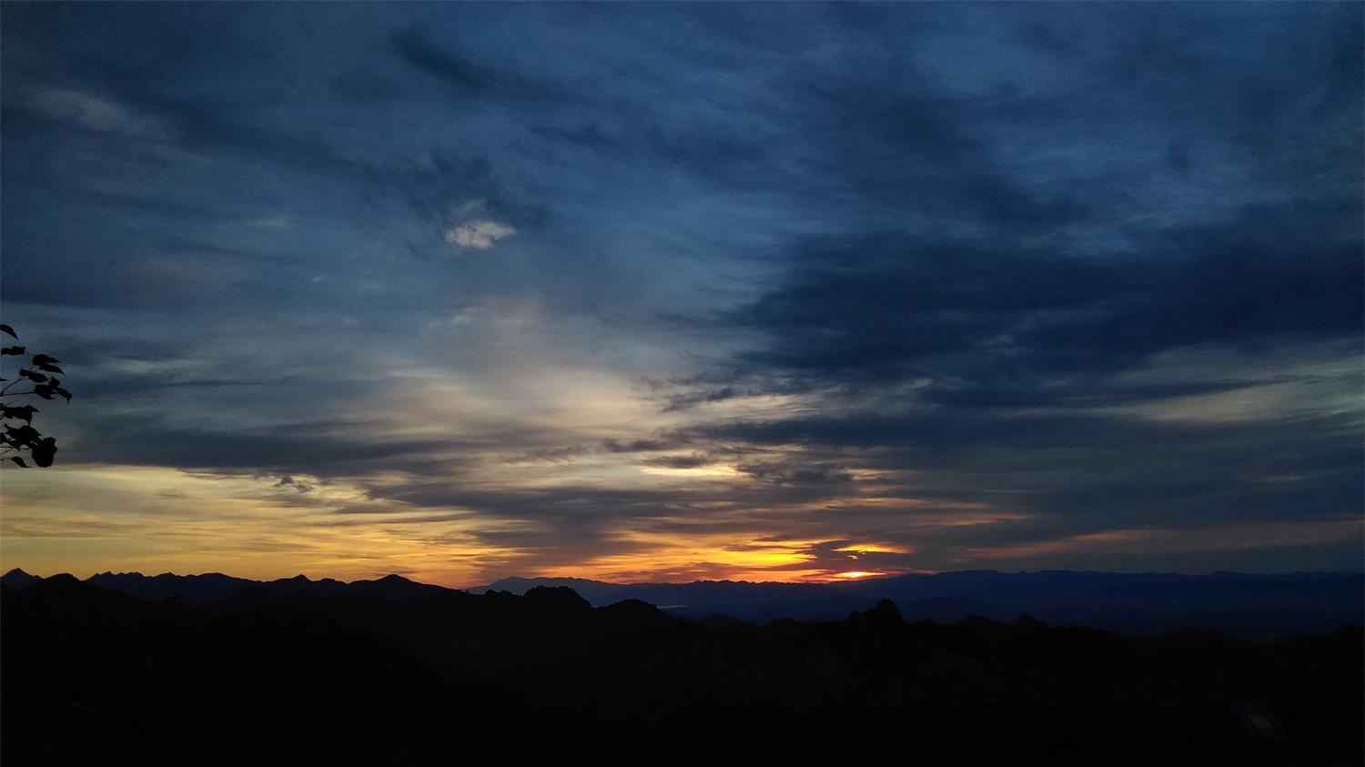 木叶卷寥空，飕飗起朔风。