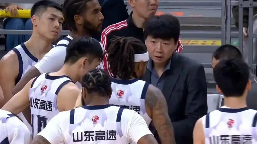 逆风翻盘未果！山东男篮负广东，4人得分上双，陈林坚成神射手，高诗岩零得分，鲍威尔状态回升，刘毅本赛季