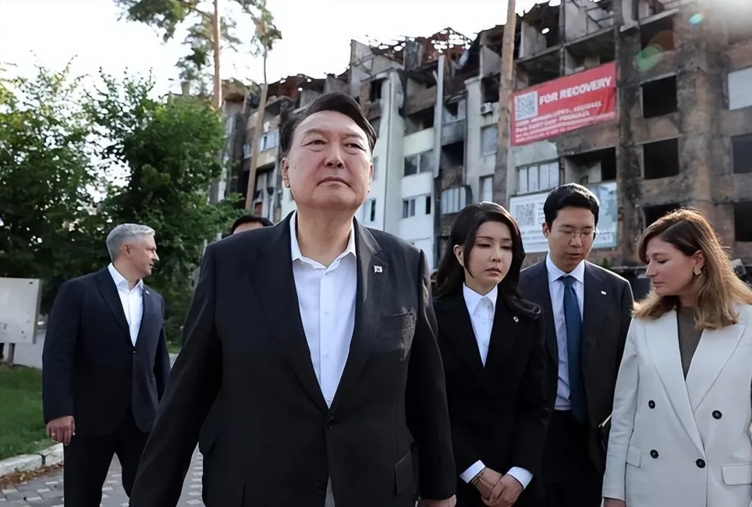 尹锡悦太悲哀：被捕后小12岁妻子传绯闻，对象还是尹锡悦的心腹