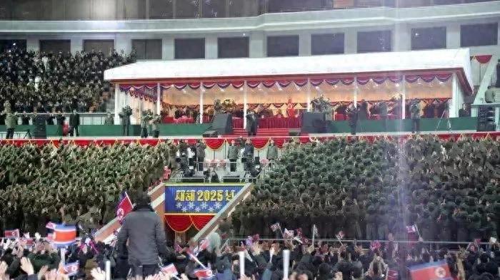 金正恩携爱女出席新年演出，朝鲜第一千金瘦成女神，圆脸仍有福