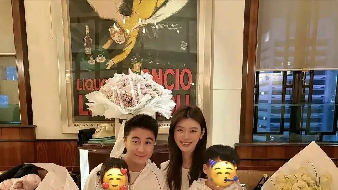 奚梦瑶问何猷君：“你爸遵循的一句话是什么？”何猷君很久才憋了一句出来：“听老婆话会发达。”