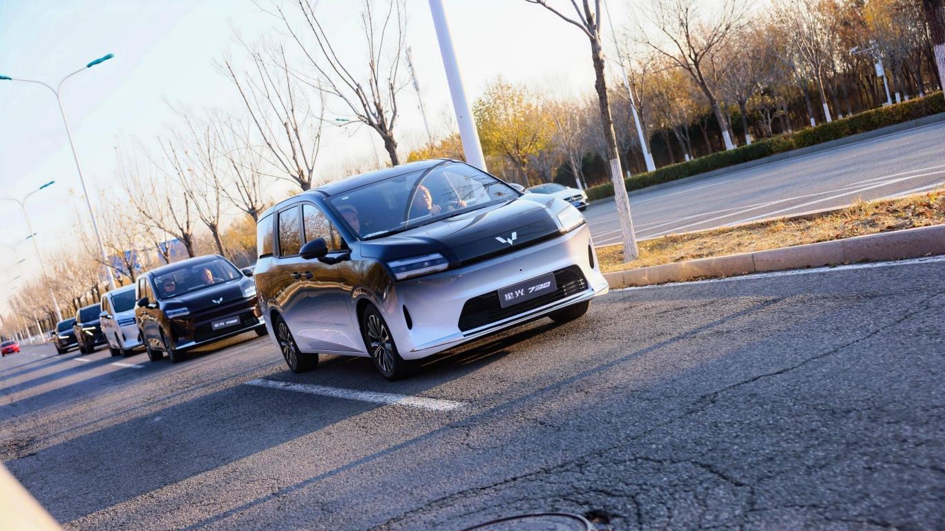 五菱星光家族三星亮相天津，全能舒享大7座引领家用MPV新体验