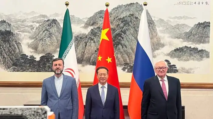 刚刚，泽圣们气得口吐白沫