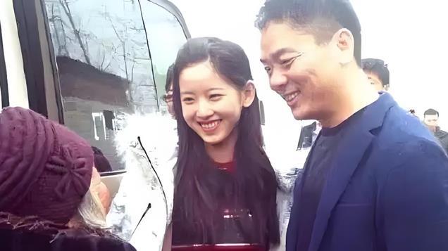 惊！刘强东回村拜年，豪派红包，60岁老人1万，老师竟达10万