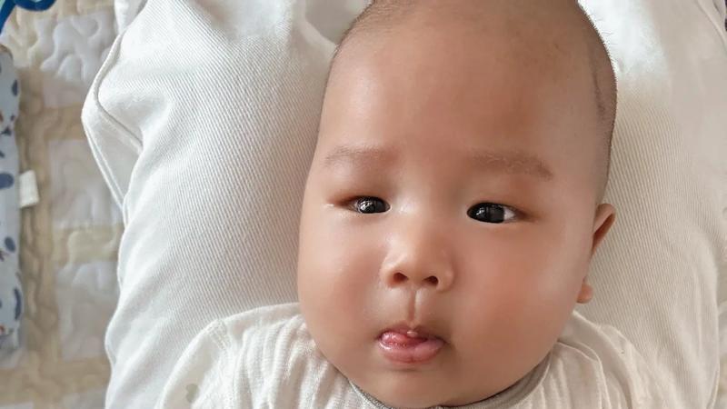 妈妈姓东方，爸爸想让孩子跟妈妈姓，结果爸爸想了一个逆天的名字，孩子妈妈：你去死！