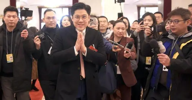 港澳豪门二代现身北京：四大家族去了3个，霍启刚霸气发言获赞赏