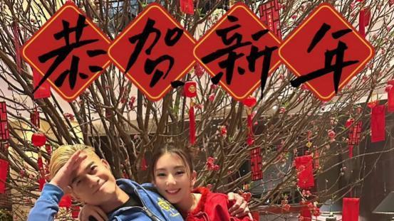 60岁郭富城晒全家福，女儿超萌可爱，小22岁老婆容貌顶级不输明星