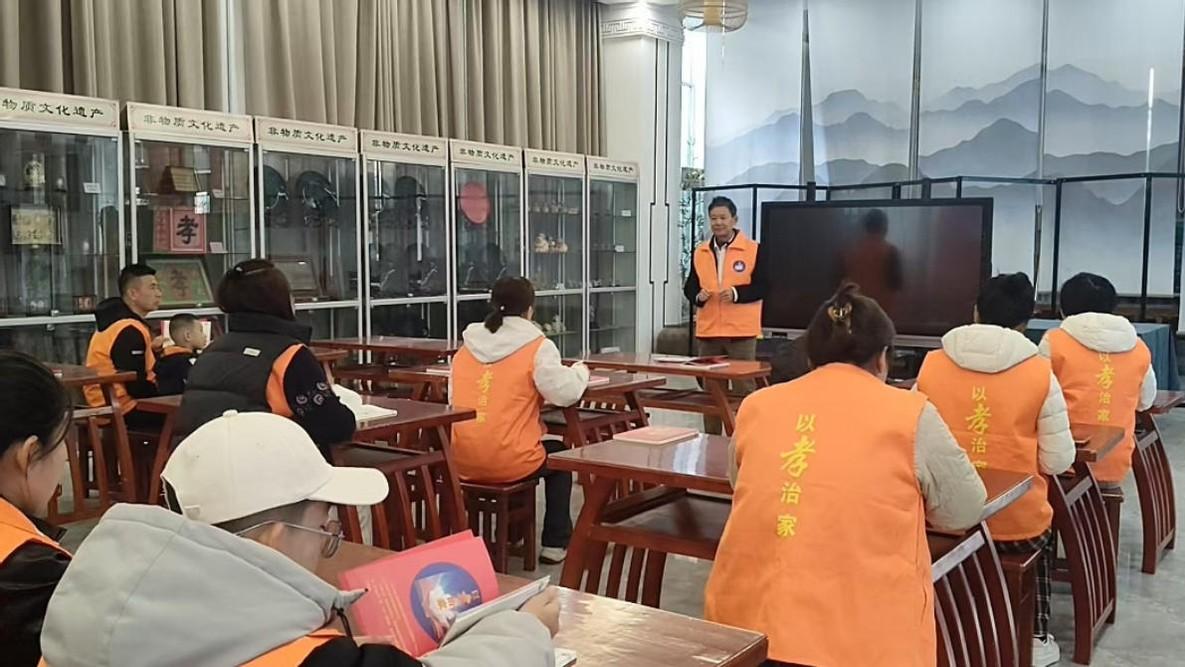 孝心润心田 家风代代传  以孝治家阳光家庭教育中心开展《家风家教宝典》学习活动