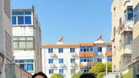 演员朱丹带女儿回娘家看望母亲 继父住2层民房 更多细节曝光