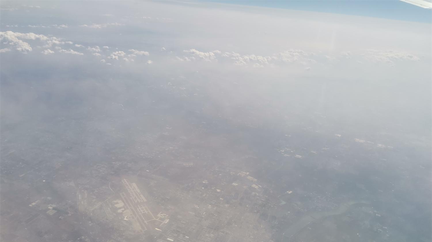 江城如画里，山晚望晴空