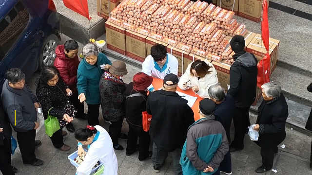 用低价鸡蛋吸引老年人进群看直播，结果把自己“罚”进去了