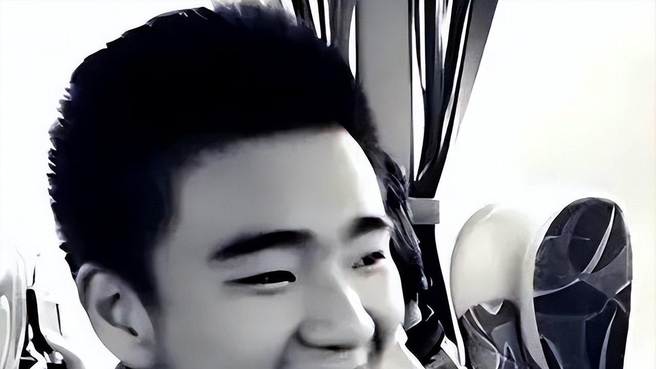 傅艺伟59岁独子不幸去世，社交账号停更两年，同学曝死因