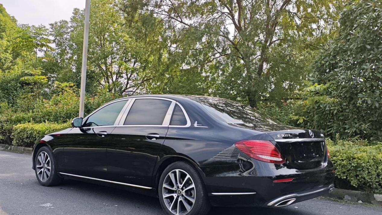 6万公里奔驰E300L，不到30万体验豪华行政级轿车！
