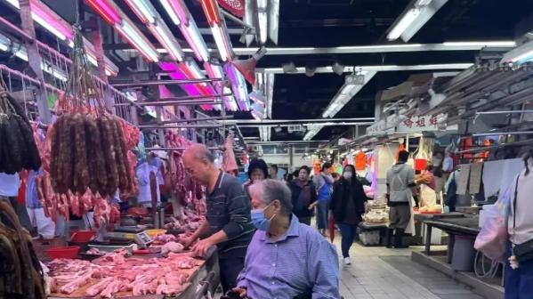 75岁洪金宝独自买肉被拍：功夫之王的烟火江湖