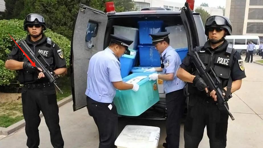 同样是押运，为啥运钞员配置霰弹枪，运送高考卷却用步枪？