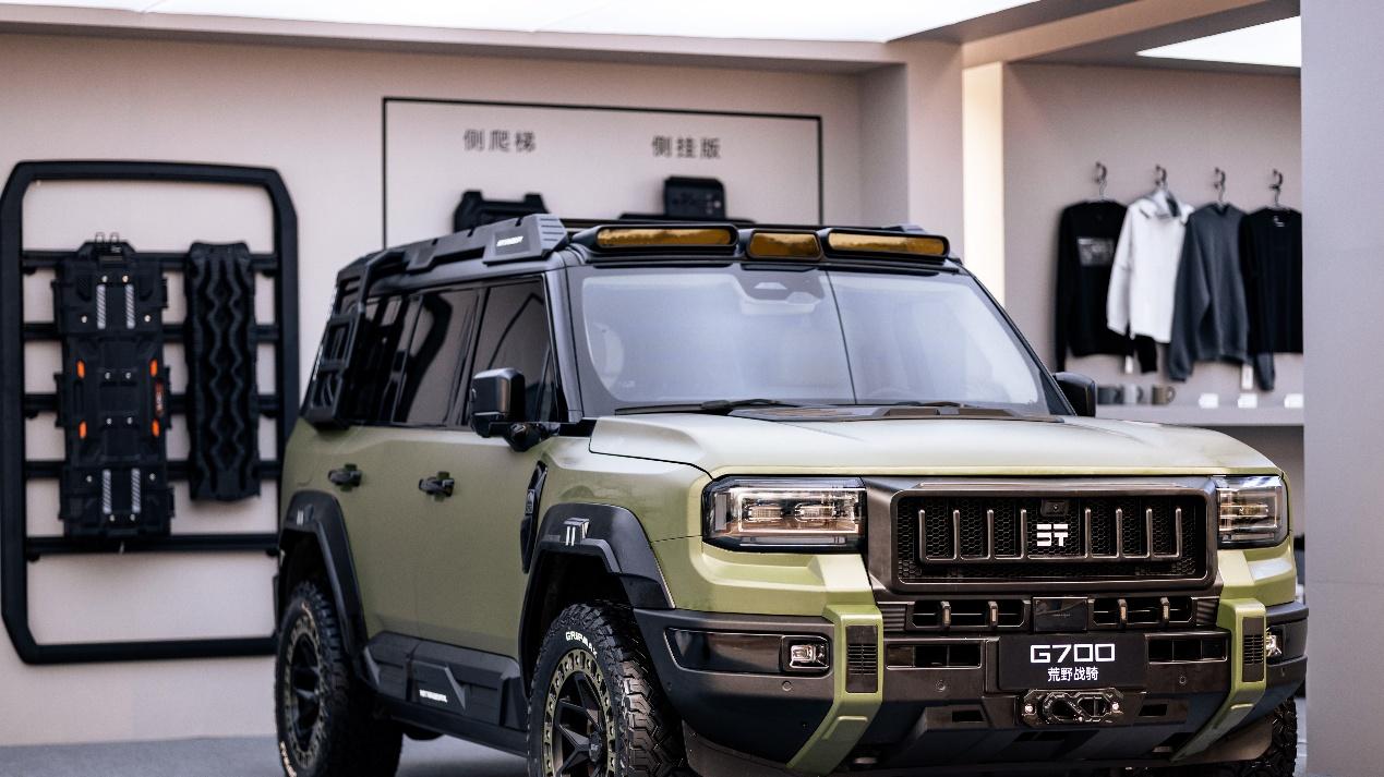 越野圈为了卷，有人把车扔到长江横渡