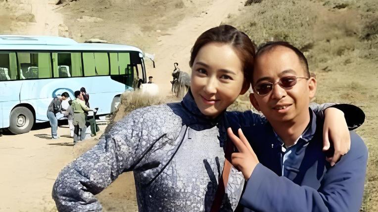 1米6“最丑导演”巨兴茂逆袭史，44岁娶小18岁娇妻成人生赢家