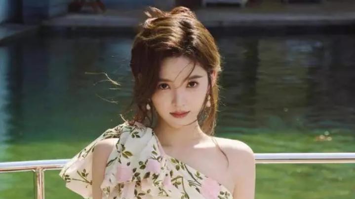 章若楠穿柔美碎花单肩长裙，颜值身材堪称一绝，清新灵动美到极致！