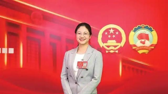 两会后，人大代表赵昭回乡养牛的经历遭全网质疑，网友：接着编