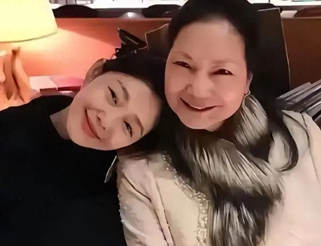 大S离世后家人纠结如何安葬，具俊晔提不同意见，小梅很关心孩子