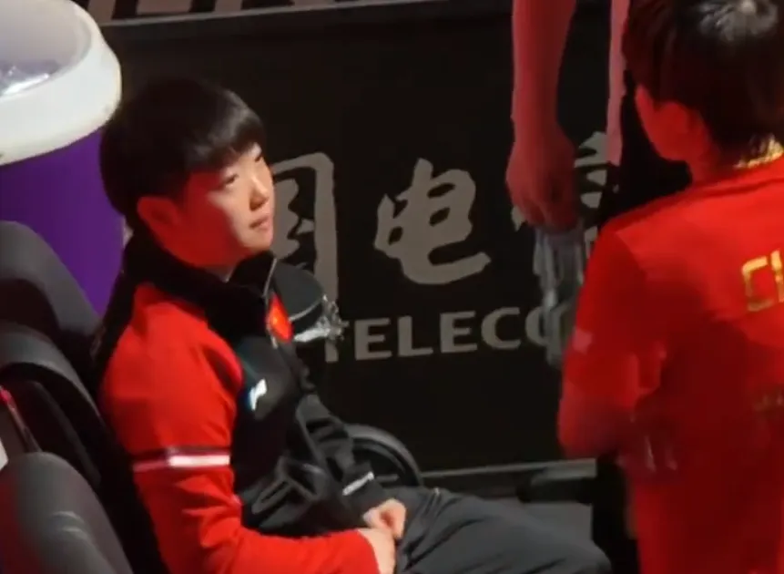 暖心！孙颖莎给王艺迪复盘，堪称球队助教，大迪给莎莎挡球