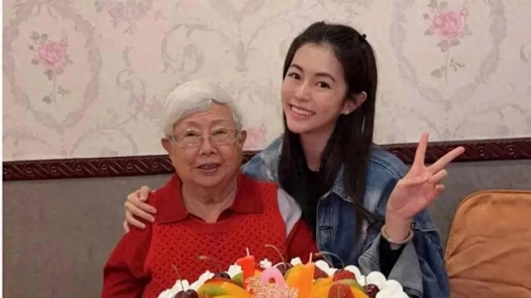 43岁任家萱晒与儿子小腰果近照，状态恢复生产前，腰肢纤细瘦好多！