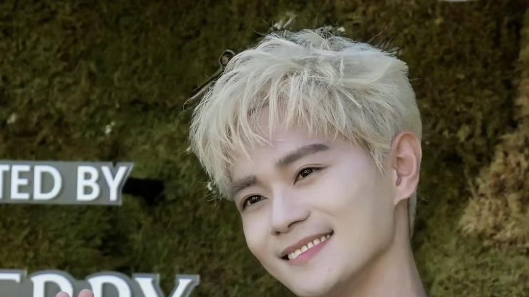 曹骏金发亮相VOGUE“海边假日盛典”红毯，惊艳全场引热议