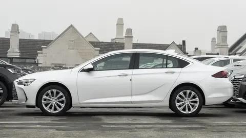 君威这俩版本差1万7，到底值不值？老车主全方位深扒，说点实在的