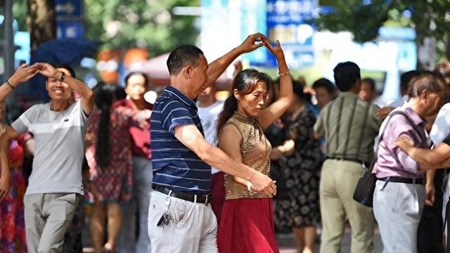 领导在职时刁难我，退休后他儿子结婚邀请我，我直接挂断电话