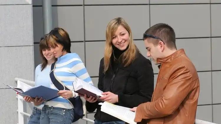 人数接近2成，留学回国的人越来越多，外国也不好混了