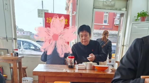 63岁张潮在包子铺吃早餐，送7岁女儿上学，喝3元粥疲惫不堪显憔悴