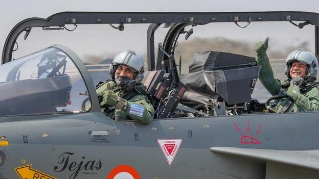 印度航展，美俄五代机竞技，美军败下阵来？外媒：F35A就飞个起落