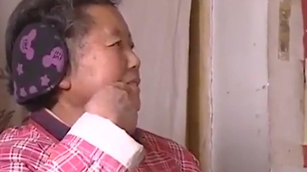 父母嫌弃大儿子家里穷，联合4个女儿围殴大儿媳，将她活活逼疯，真是心痛！